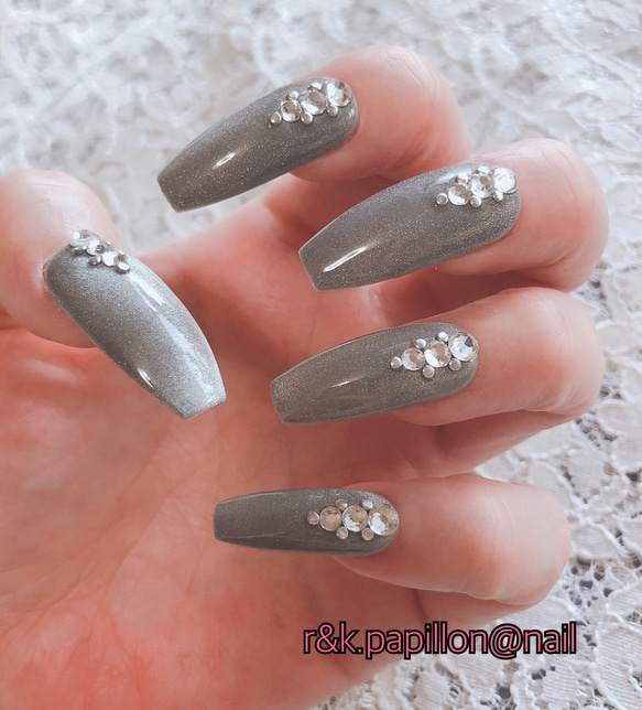 キルティングシルバーマグネットネイルチップ　キーホルダー ネイルチップ グレー＆シルバーマグネットネイル ネイルチップ（つけ爪