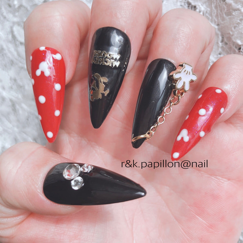 ネイルチップ ブラック＆レッドデザインネイル ネイルピアス
