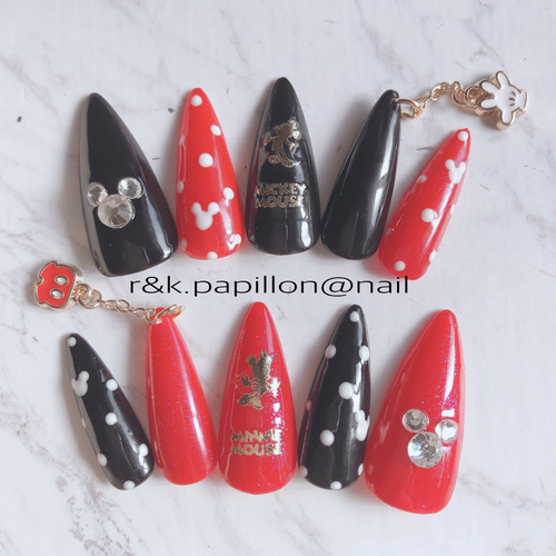 ネイルチップ ブラック＆レッドデザインネイル ネイルピアス ネイル