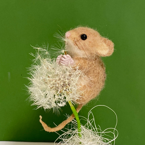 羊毛フェルト ネズミ with タンポポ綿毛のドライフラワー コルク