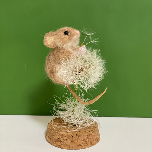 羊毛フェルト ネズミ with タンポポ綿毛のドライフラワー コルク