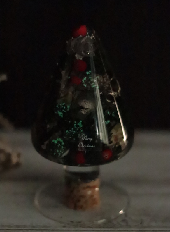 【受注製作・creema限定】「ガラスに閉じ込めて」グリーンツリー～ほんのり光る蓄光玉入り～クリスマス・誕生日・お祝い 5枚目の画像