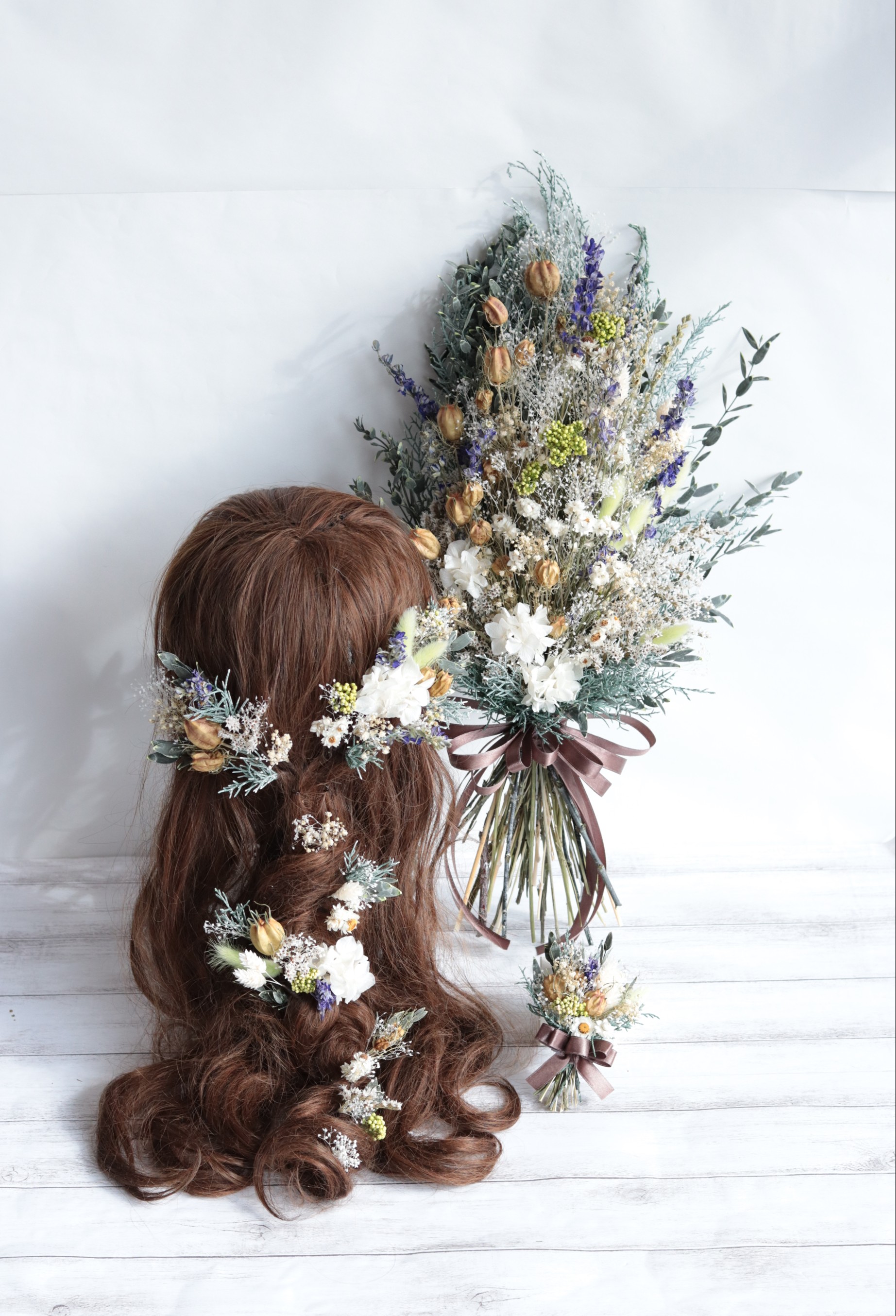 風船ポピーとデルフィニウムのクラッチブーケ(スタイリッシュタイプ)・ヘッドドレス・ブートニア＊プリザーブドフラワー