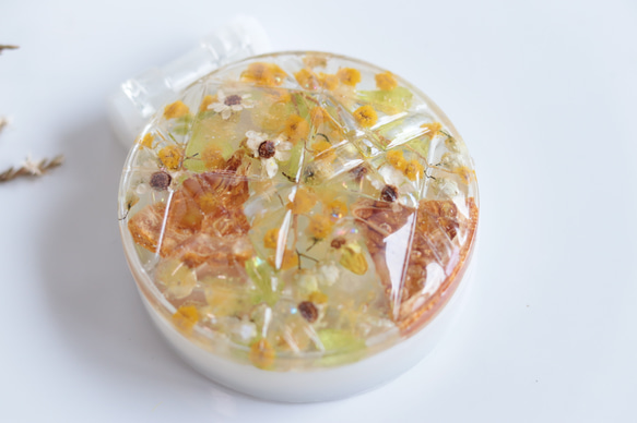 「小花を閉じ込めて」コンパクトミラー&小物入れ：ミモザオレンジ＊固まるハーバリウム 2枚目の画像