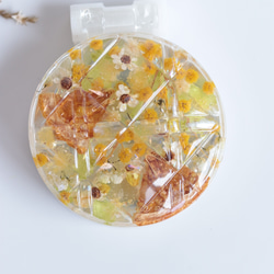 「小花を閉じ込めて」コンパクトミラー&小物入れ：ミモザオレンジ＊固まるハーバリウム 3枚目の画像