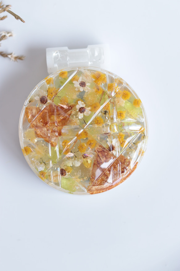 「小花を閉じ込めて」コンパクトミラー&小物入れ：ミモザオレンジ＊固まるハーバリウム 3枚目の画像