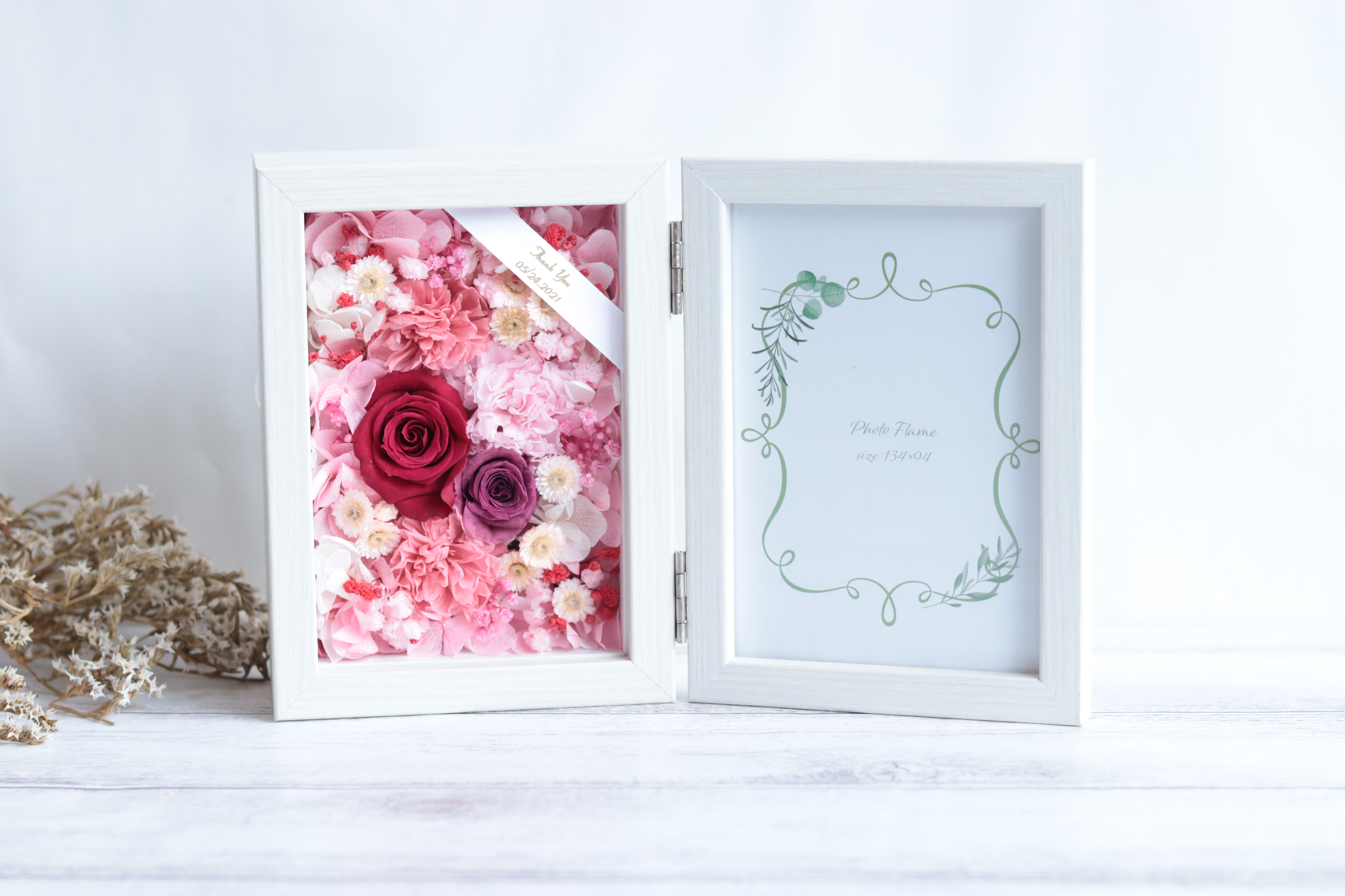 【イニシャル&日付リボン】バラとカーネーション～ピンクボルドー～フォトフレーム＊記念日母の日・敬老の日・結婚&出産祝