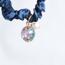 「小花を閉じ込めて」ボタニカルブルー&コットンパールのシュシュ＊固まるハーバリウム 6枚目の画像