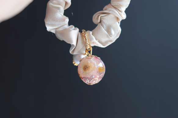 「小花を閉じ込めて」キャンディピンク&コットンパールのシュシュ＊固まるハーバリウム 4枚目の画像