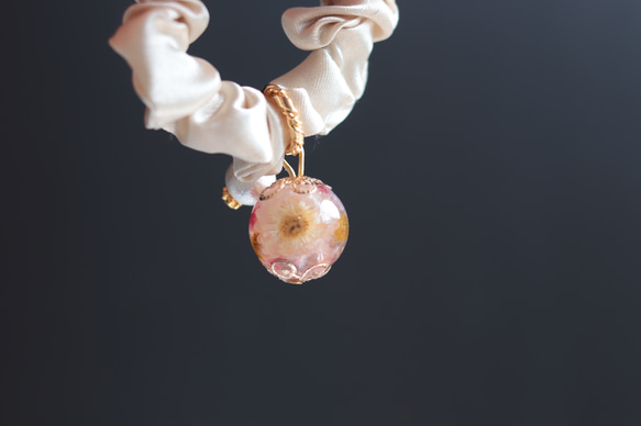 「小花を閉じ込めて」キャンディピンク&コットンパールのシュシュ＊固まるハーバリウム 5枚目の画像