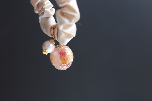 「小花を閉じ込めて」キャンディピンク&コットンパールのシュシュ＊固まるハーバリウム 6枚目の画像