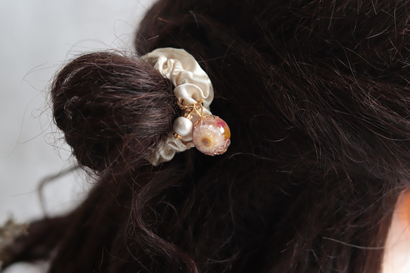 「小花を閉じ込めて」キャンディピンク&コットンパールのシュシュ＊固まるハーバリウム 7枚目の画像