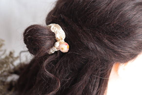 「小花を閉じ込めて」キャンディピンク&コットンパールのシュシュ＊固まるハーバリウム 8枚目の画像