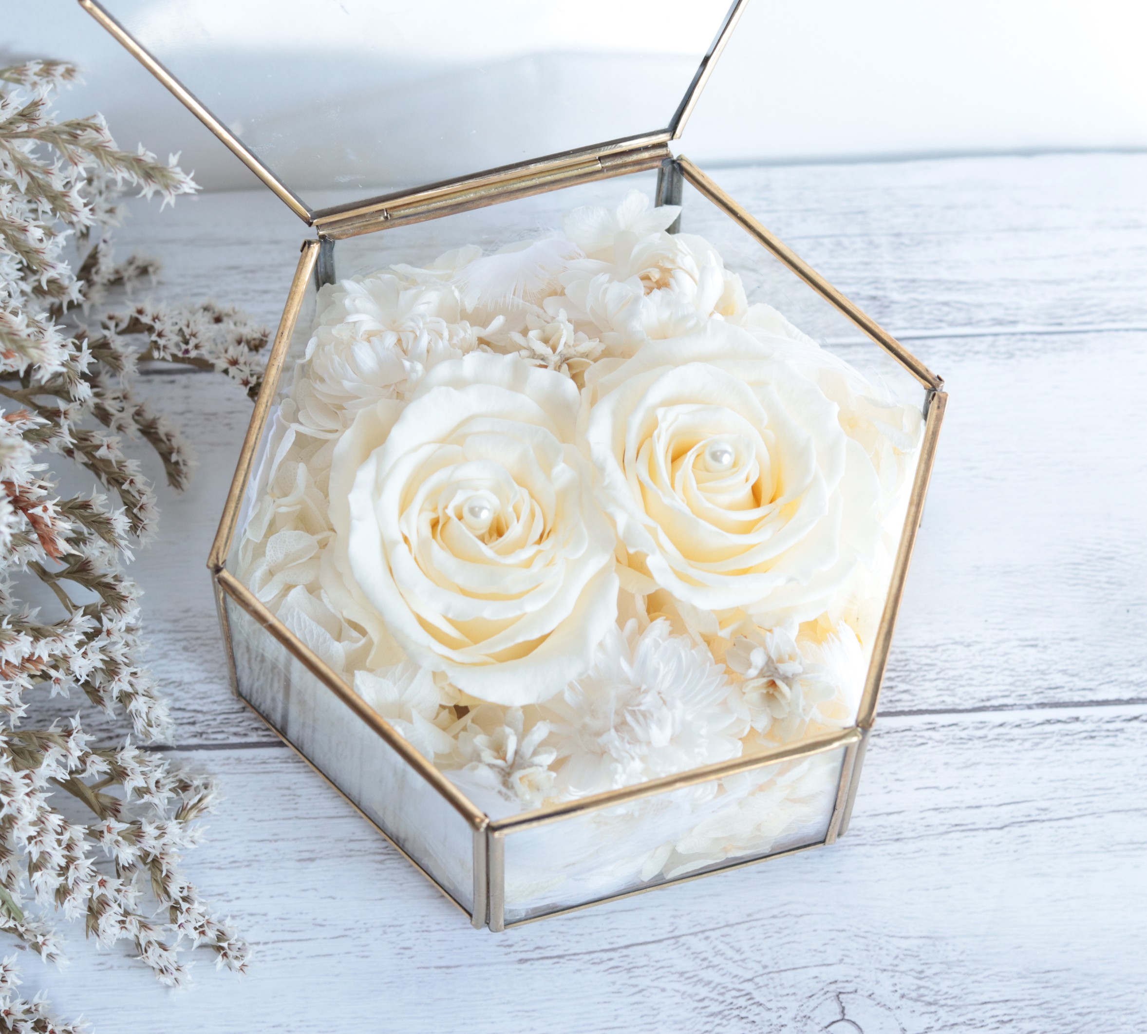 自分で選べるセミオーダー＊大輪のバラとアンティークガラスケースのリングピローＭ＊フェザー&シャンパンホワイト
