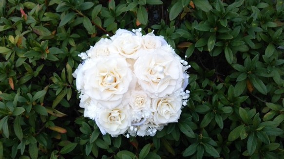 幸せのブーケリングピロー＊セミオーダーも可＊飾れるホワイトフレーム＆記念お花プレート(別売)＊存在感大な直径約20㎝ 1枚目の画像