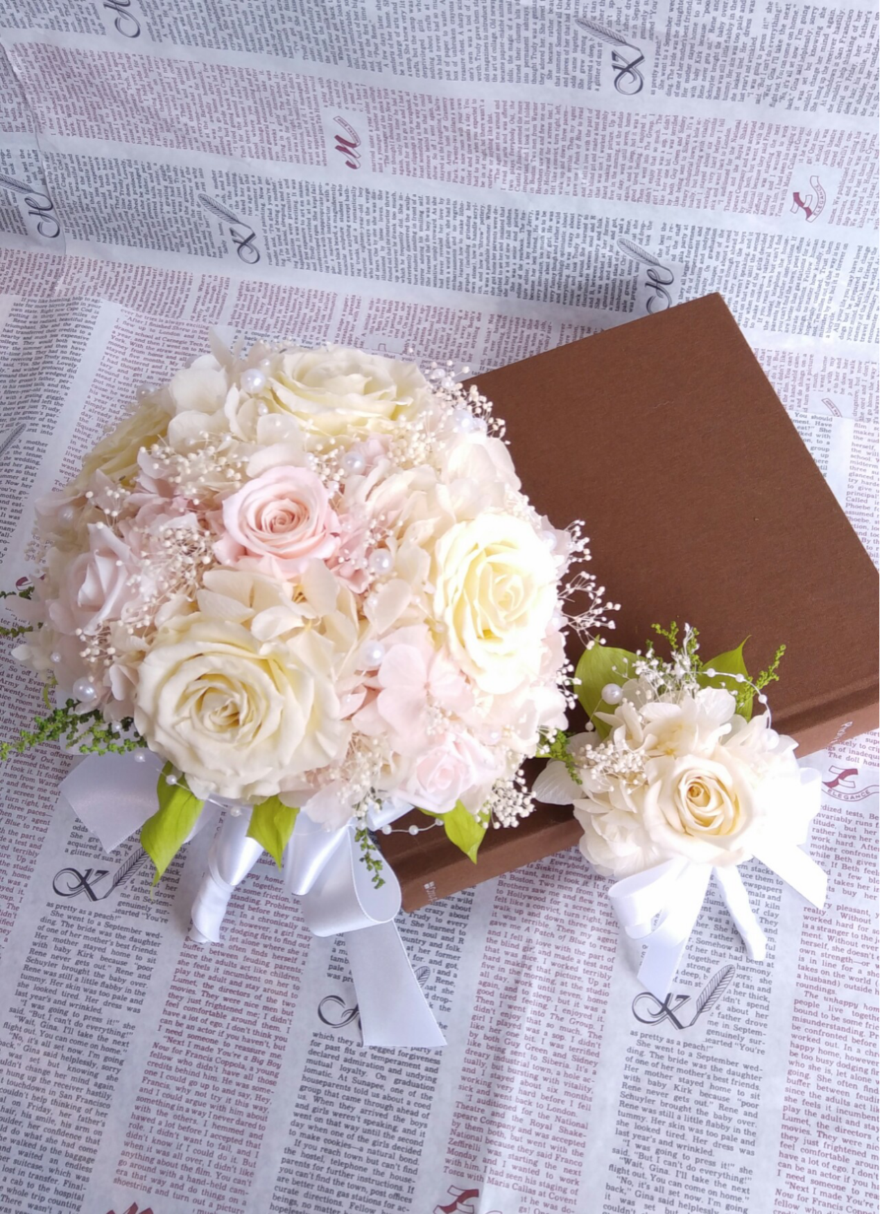 カラーオーダーＯＫ＊大輪の薔薇とパールのほんのりピンクラウンドブーケ&ブートニア＊2点セット＊全てプリザーブドフラワー