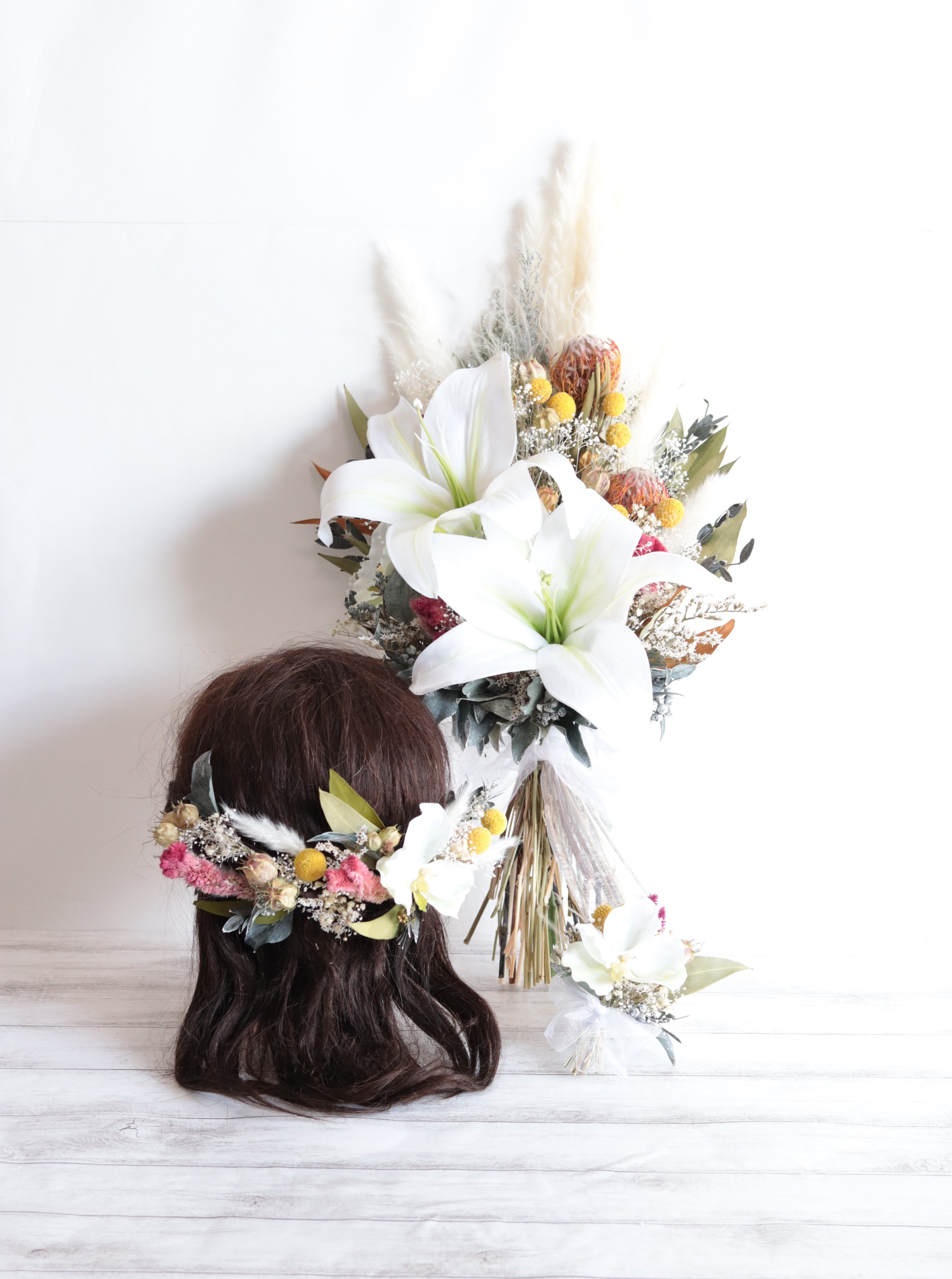 ピンクッションとカサブランカの大きめクラッチブーケ・ヘッドドレス・ブートニア＊プリザーブド&ドライフラワー