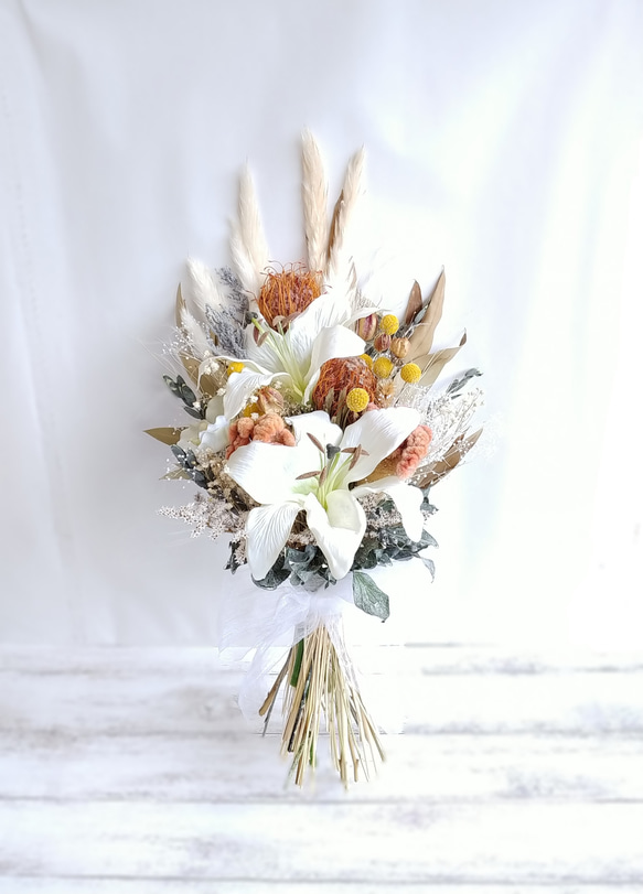 カサブランカとバラのクラッチブーケ 白のカサブランカとバラの