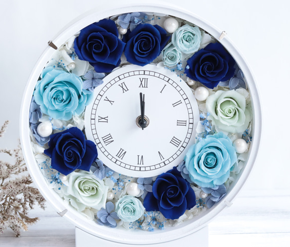 ブルー&ホワイトの丸型花時計＊プリザーブドフラワー＊結婚・誕生日・お祝い・ギフト 3枚目の画像