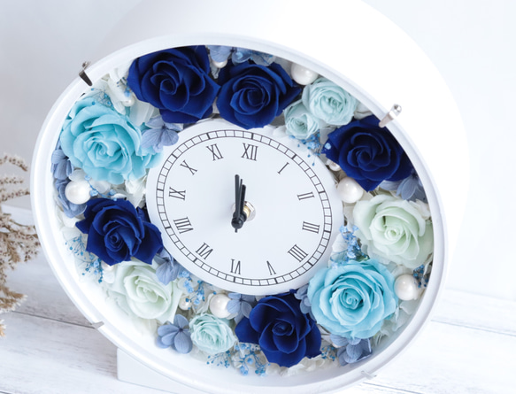 ブルー&ホワイトの丸型花時計＊プリザーブドフラワー＊結婚・誕生日・お祝い・ギフト 4枚目の画像