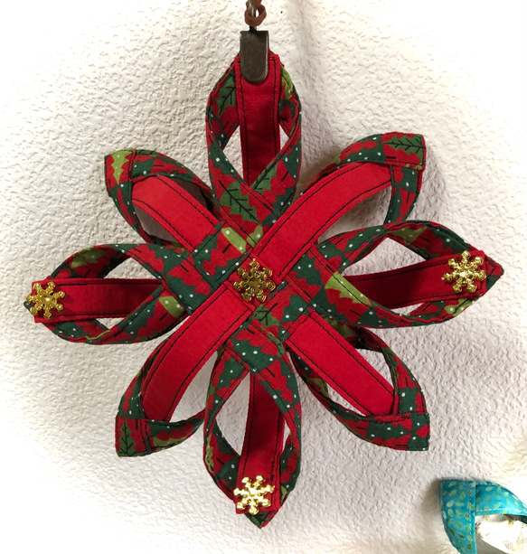 赤系3Dクリスマスオーナメント　(12本のストリングを編み込んで作った星のオブジェ) たくさんつないでガーランドにも 2枚目の画像