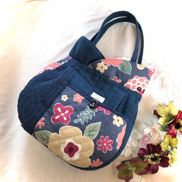 レトロなフラワープリント布に刺し子風キルトのフラップ付きパッチ