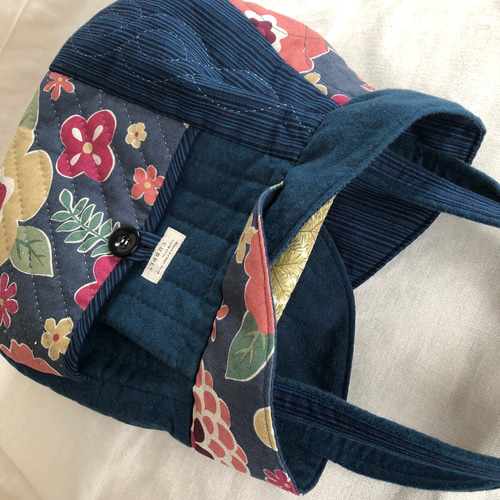 レトロなフラワープリント布に刺し子風キルトのフラップ付きパッチ 