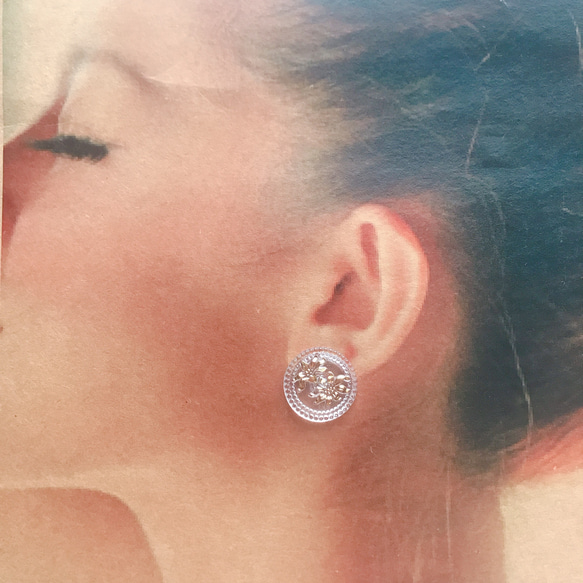 ★送料無料★ チェコガラスボタンの耳飾り〈エーデルワイス〉23mmボタン 2枚目の画像