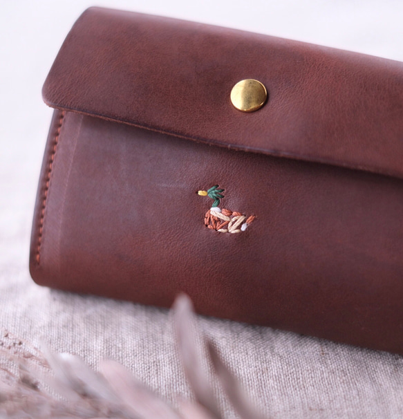小さな財布 カモの刺繍 ブラウン 2枚目の画像