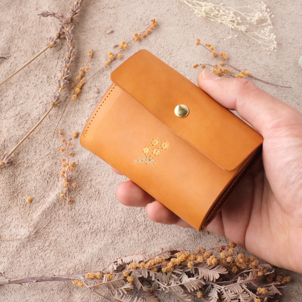 馬刺繍 russet 三つ折り財布