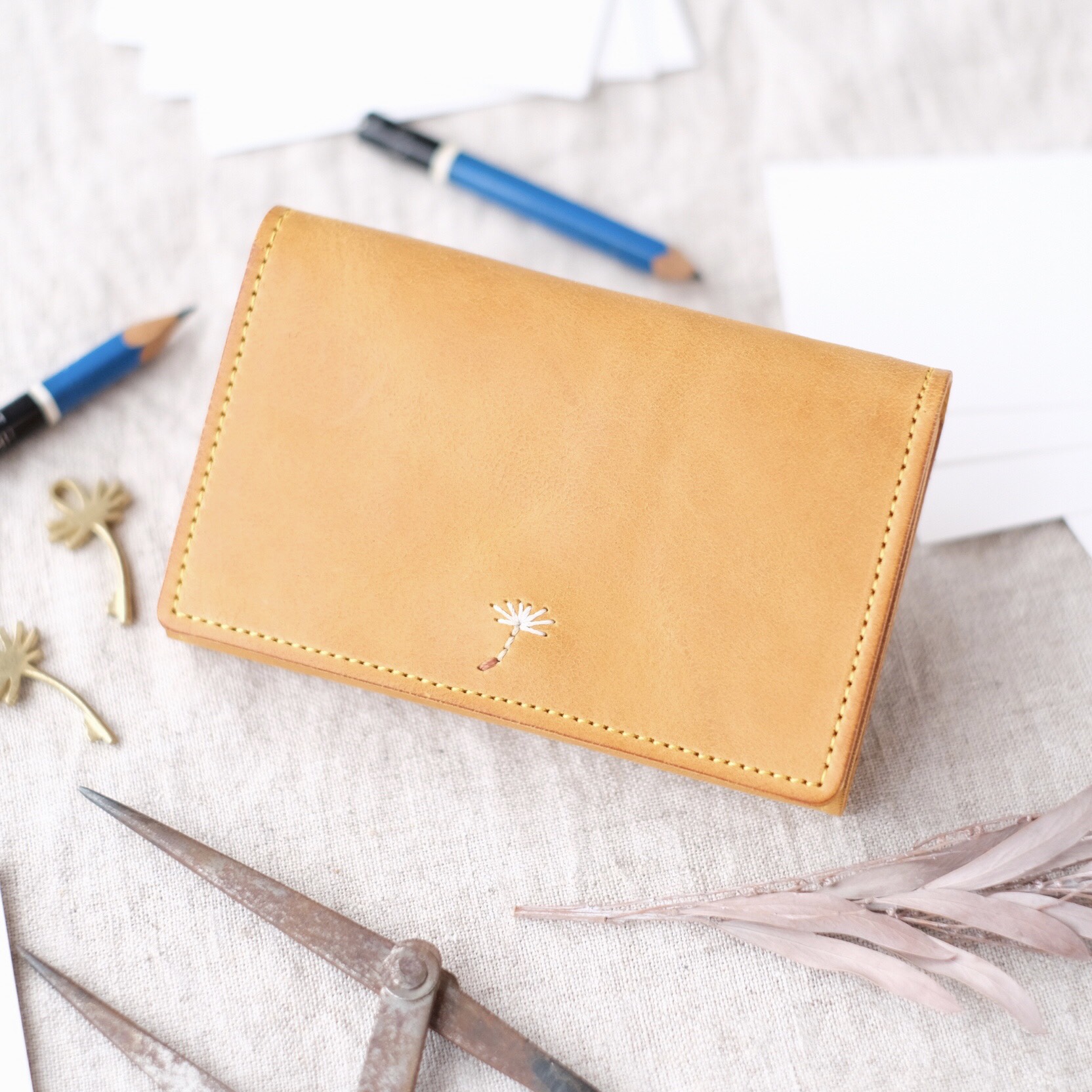 綿毛 刺繍 シンプル 名刺入れ キャメルイエロー