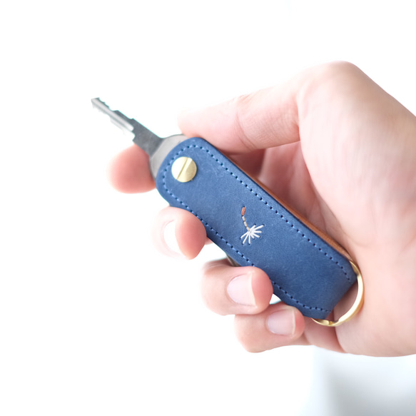 手のひらサイズのキーケース コバルトブルー 刺繍 4枚目の画像