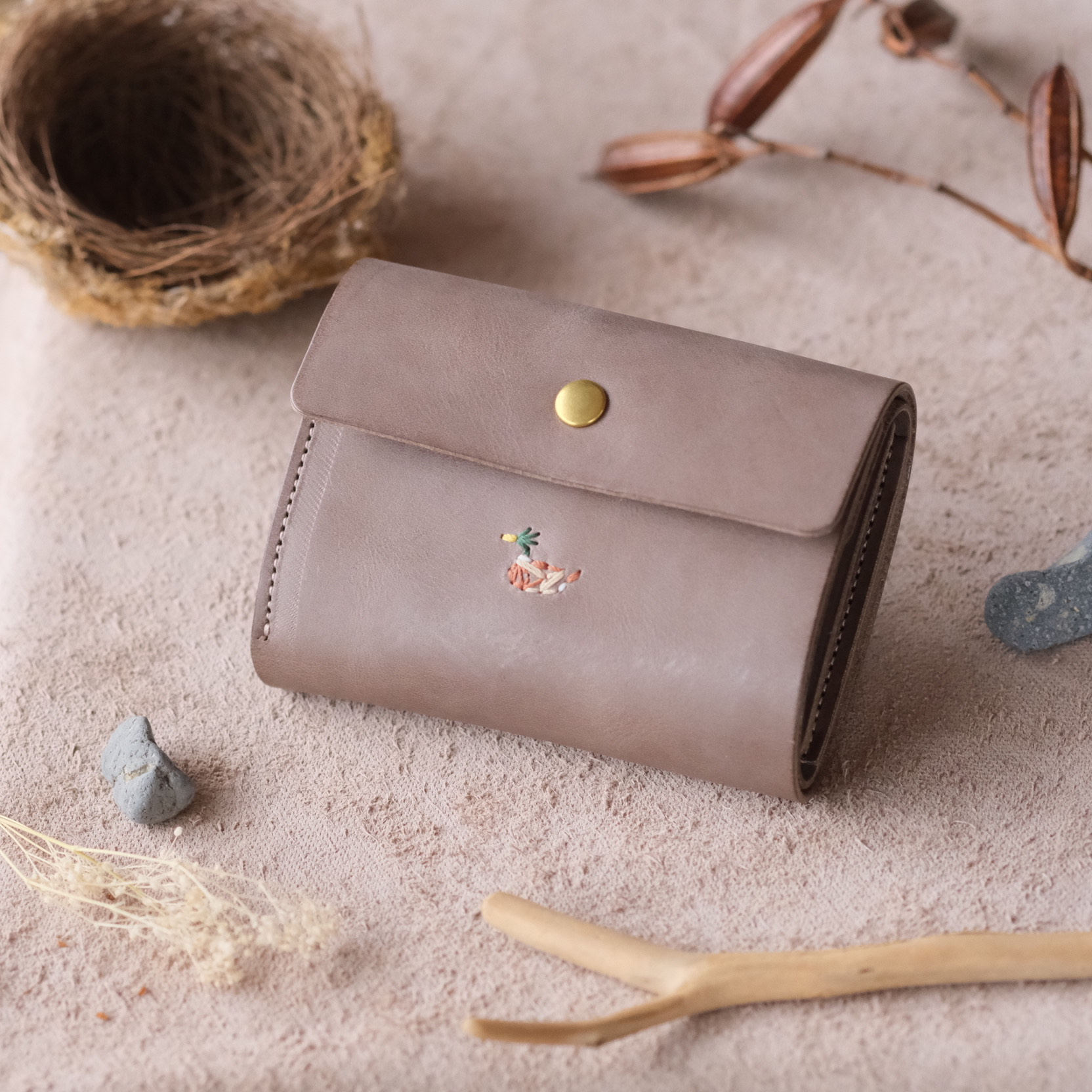 カモ　刺繍　三つ折り　小さな財布　グレー
