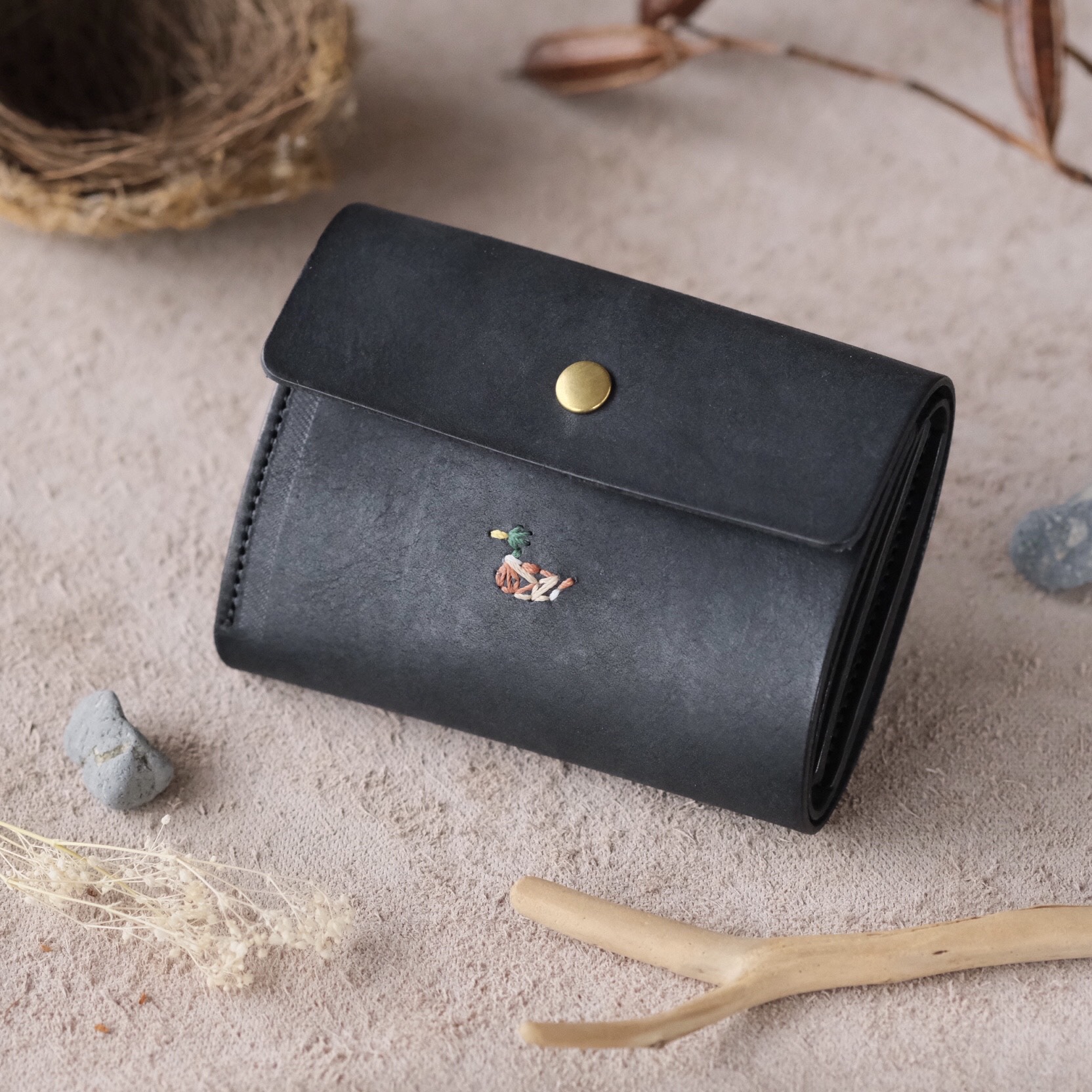 カモ　刺繍　小さな財布　三つ折り　ブラック