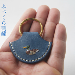 カモ 手縫い 刺繍のキーホルダー（コバルトブルー） 7枚目の画像