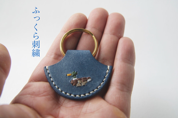 カモ 手縫い 刺繍のキーホルダー（コバルトブルー） 7枚目の画像