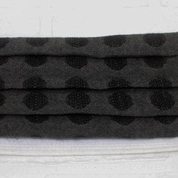 【No.176】二重マスクになるリバーシブルプリーツ型マスクカバー　グレーの生地に黒丸＆黒の格子柄Wガーゼ生地で個性的に 7枚目の画像