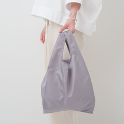 ✧柔和的顏色 ✧可以折疊成購物袋類型/卡片尺寸的智能環保袋 ✧灰色 第1張的照片