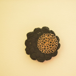 花とぐるぐるのブローチ　ブラック 1枚目の画像