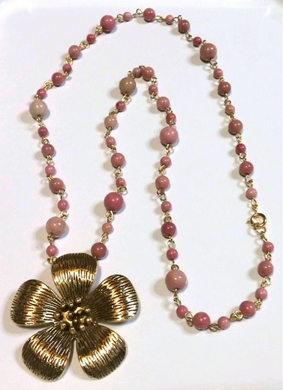 【値下げ￥5800→4700】 花とピンクロードナイトのロングネックレス 2枚目の画像