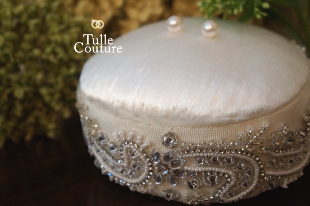 ペイズリーのビーズ刺繍　丸いリングピロー