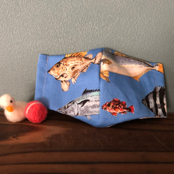 お魚さん大好き！　かっこいい　子ども用立体マスク(小学生向け) 幼稚園　保育園　小学生　男の子　さかな柄　海の生き物 1枚目の画像
