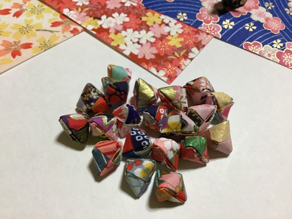 344/超ミニ三角くす玉20個 ミックス 和柄 友禅千代紙 ピアス 
