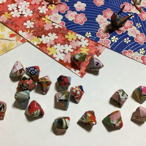 344/超ミニ三角くす玉20個 ミックス 和柄 友禅千代紙 ピアス 