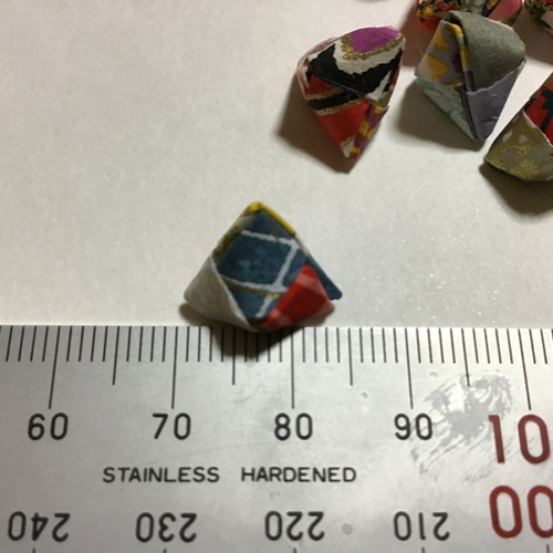 344/超ミニ三角くす玉20個 ミックス 和柄 友禅千代紙 ピアス 
