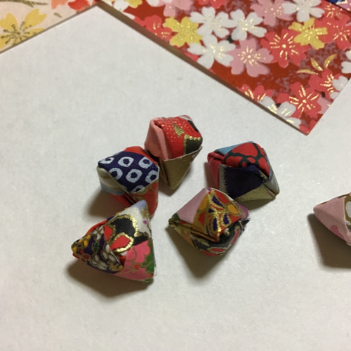 344/超ミニ三角くす玉20個 ミックス 和柄 友禅千代紙 ピアス 