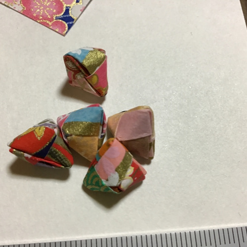 344/超ミニ三角くす玉20個 ミックス 和柄 友禅千代紙 ピアス 
