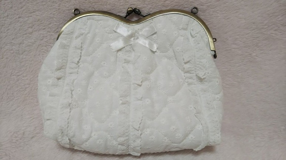 ハンドメイド 変わりがま口ポーチ 刺繍キルト生地 ぷっくらをして  