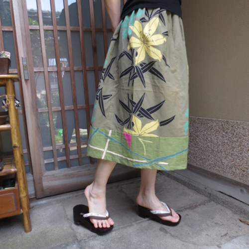 浴衣リメイク☆カーキに2色の百合♪裾黄緑パッチ73㎝丈 タイトスカート