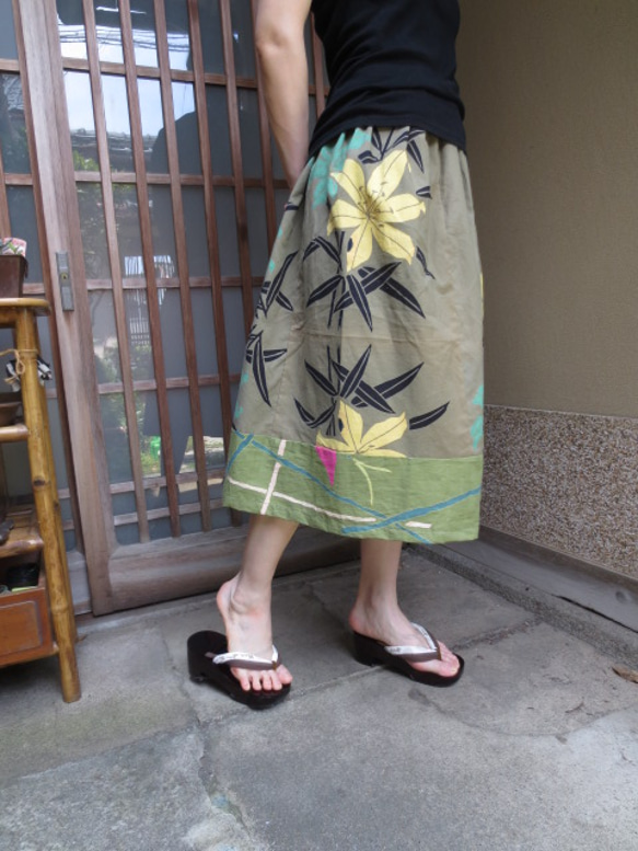 浴衣リメイク☆カーキに2色の百合♪裾黄緑パッチ73㎝丈 4枚目の画像